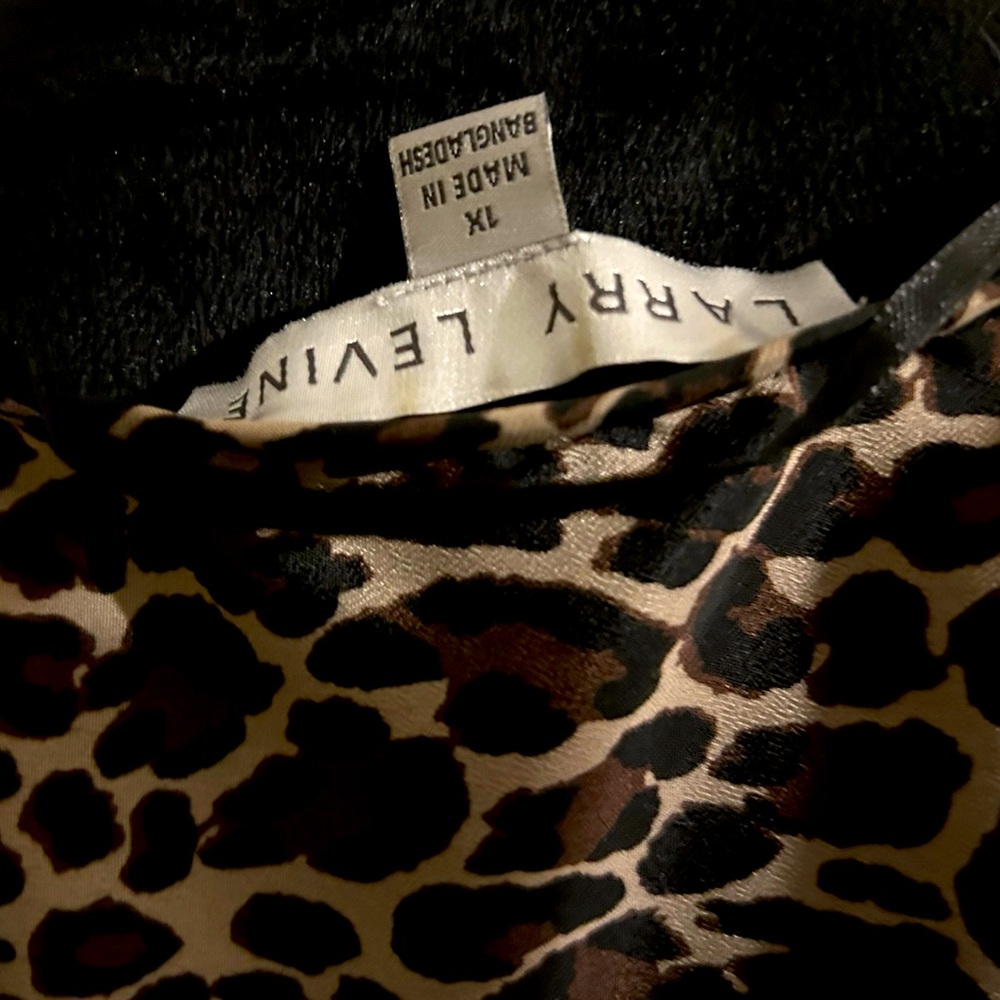Larry Levine animal print 3/4 sleeve blouse. Gold hardware. Size 1X. - Picture 4 of 4
